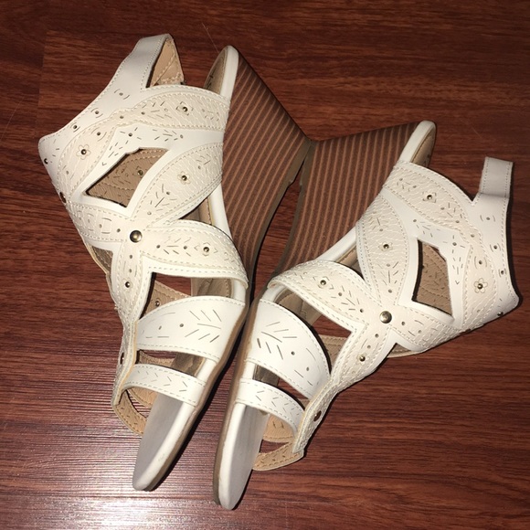 White sandal wedges - Picture 3 of 3